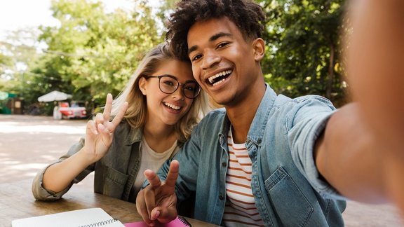 Teilnehmende des 'Here'-Programms beim interaktiven Sprachunterricht