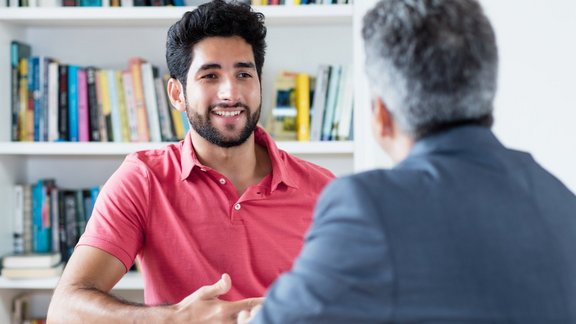 Teilnehmer des 'Neue Wege'-Programms in einer Coaching-Sitzung