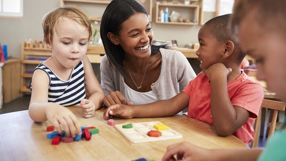 Elternteil mit Kind erhält Unterstützung im 'Perspektiven mit Kind'-Programm