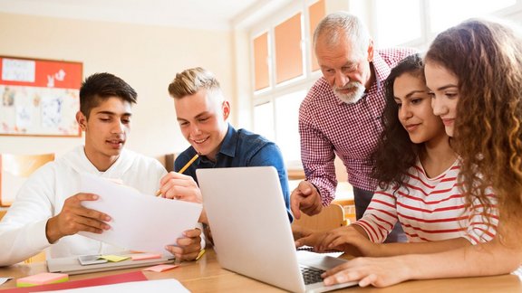 Betriebliches Eingliederungsmanagement mit mehreren Personen in einem Klassenraum.